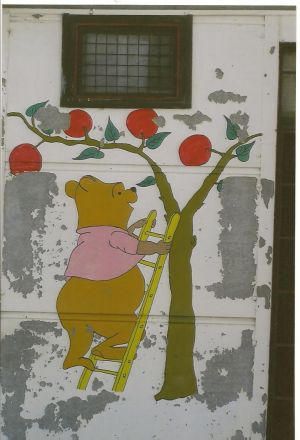 En vägg mitt emot den katolska kyrkogården. En vägg mitt emot den katolska kyrkogården.